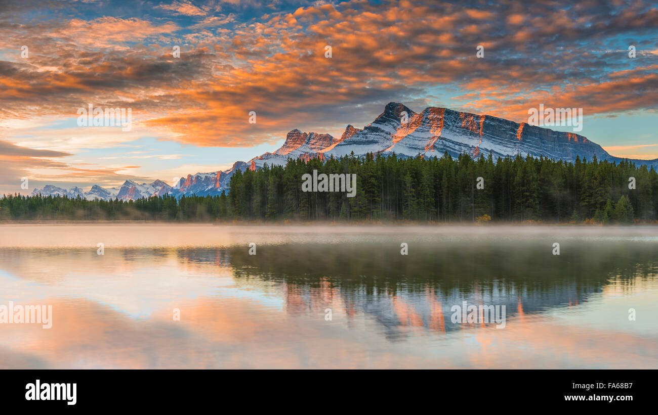 Deux Jack Lake at sunset, Banff National Park, Alberta, Canada Banque D'Images