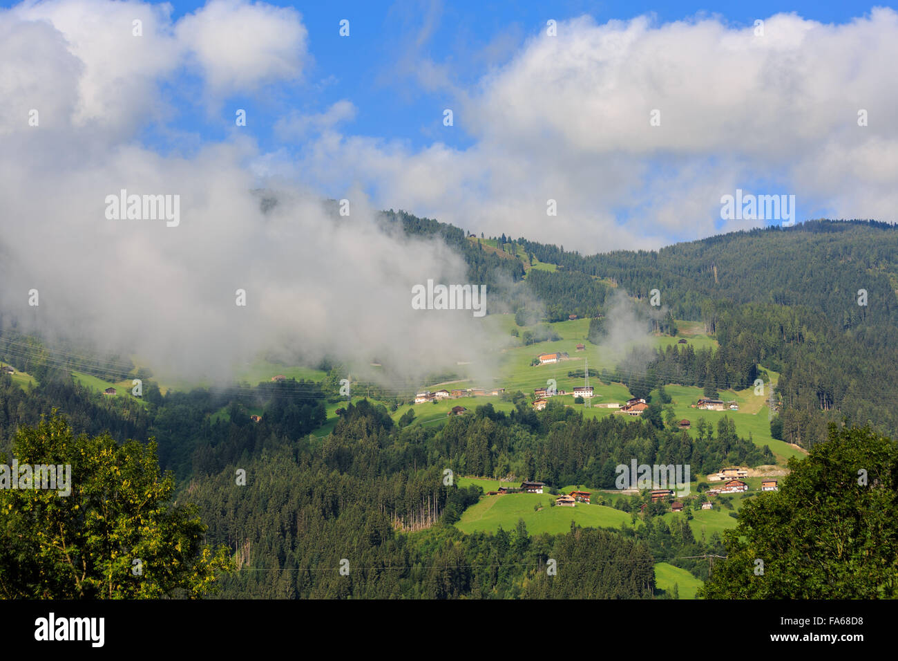 Nuages sur les collines de Zillertal, Autriche Banque D'Images
