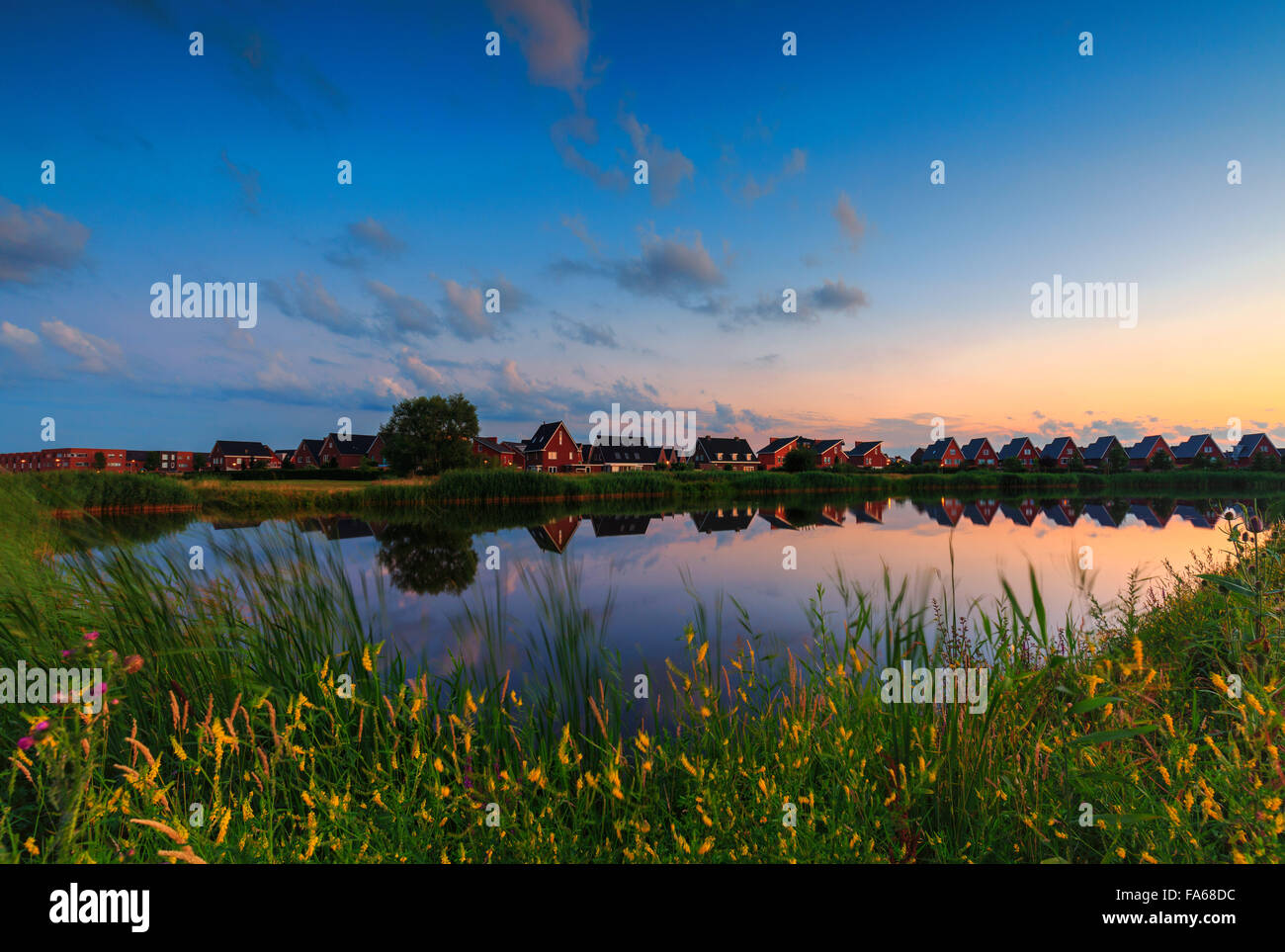 Maisons au bord de la rivière au coucher du soleil, Arnhem, Gueldre, Pays-Bas Banque D'Images