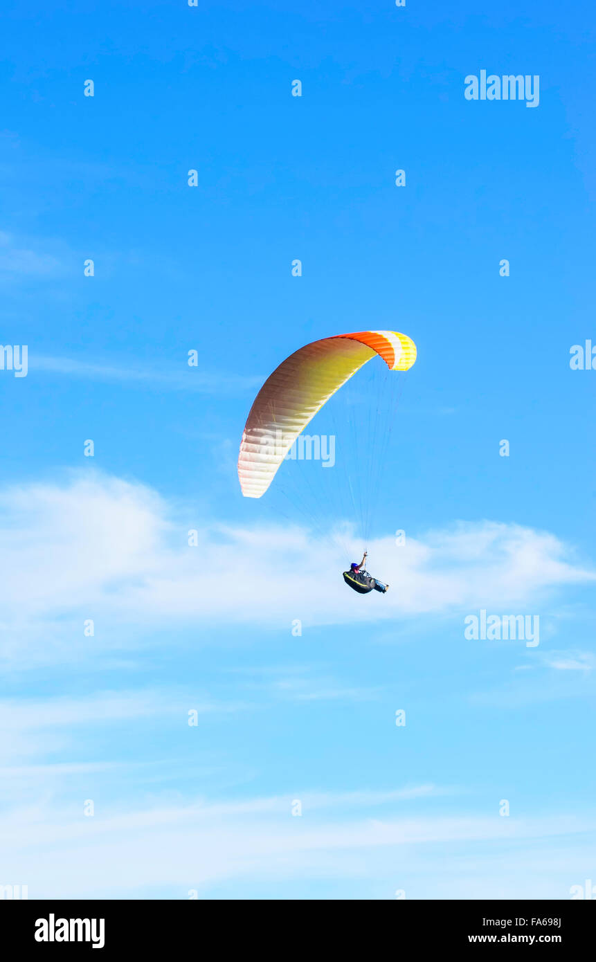 Low angle view of a man parachute Banque D'Images