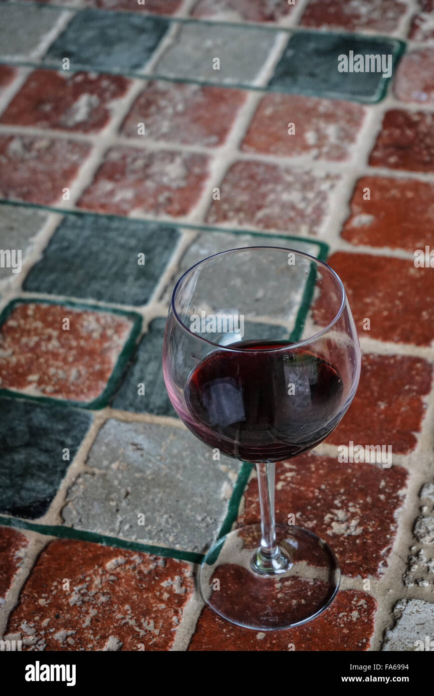 Verre de vin rouge sur une table en céramique Banque D'Images