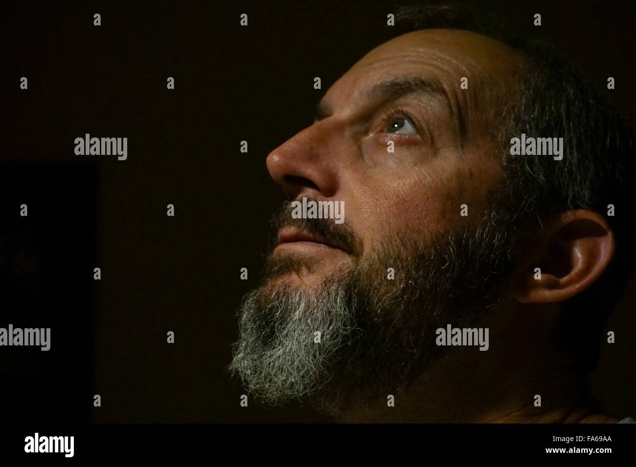 Portrait of a man looking up Banque D'Images