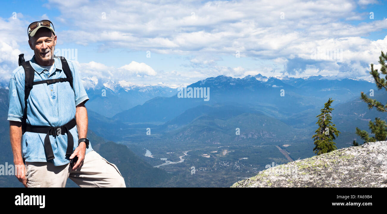 Homme debout sur le sentier de montagne, Squamish, British Columbia, Canada Banque D'Images