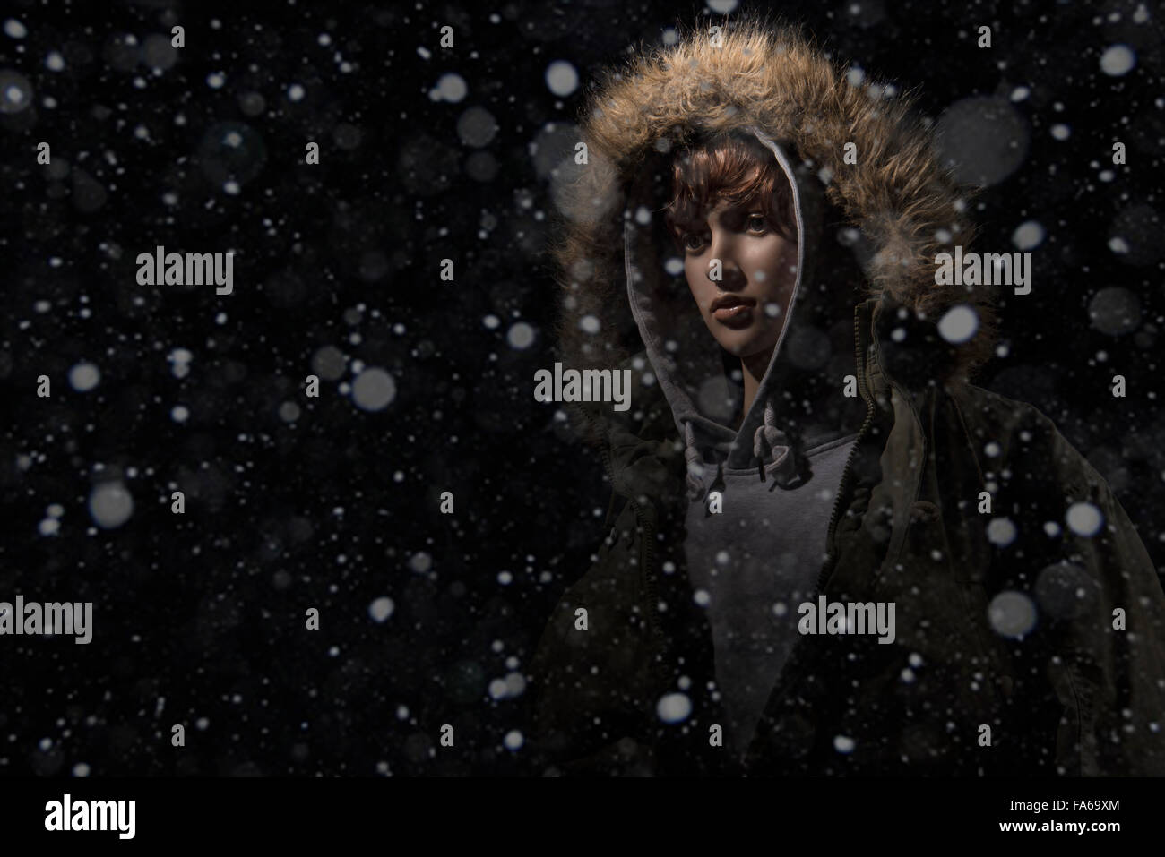 Mannequin habillé d'hiver avec la neige ajouté dans pour créer une scène d'hiver Banque D'Images