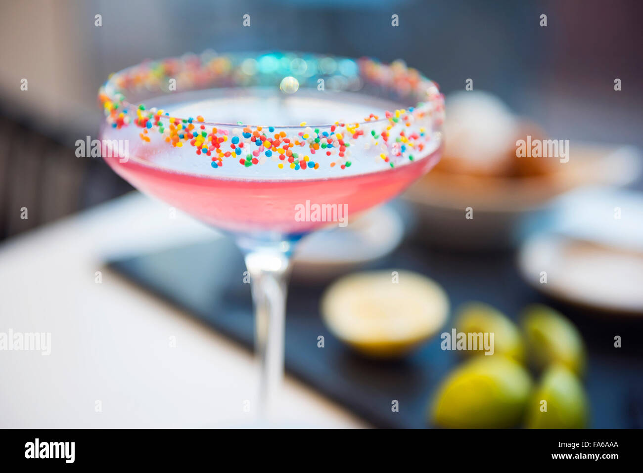 Cocktail coloré décoré avec des centaines et des milliers sur la jante Banque D'Images