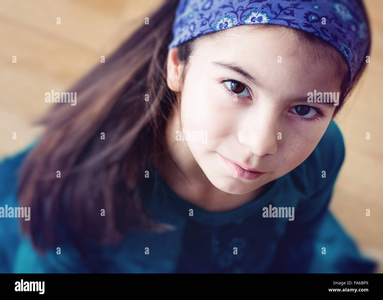 Portrait d'une jeune fille portant un bandana Banque D'Images