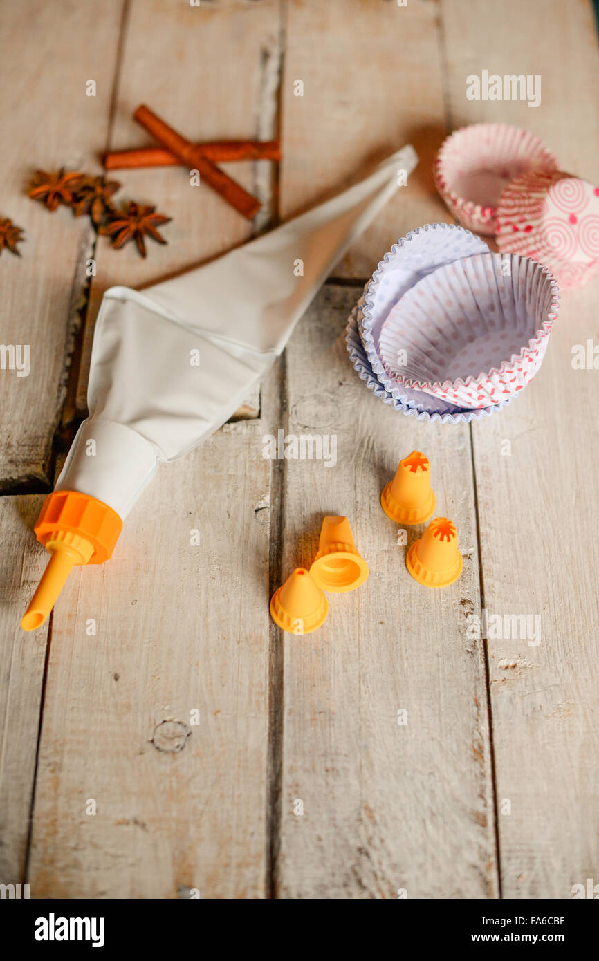 Matériel de décoration de gâteau sur une table Banque D'Images