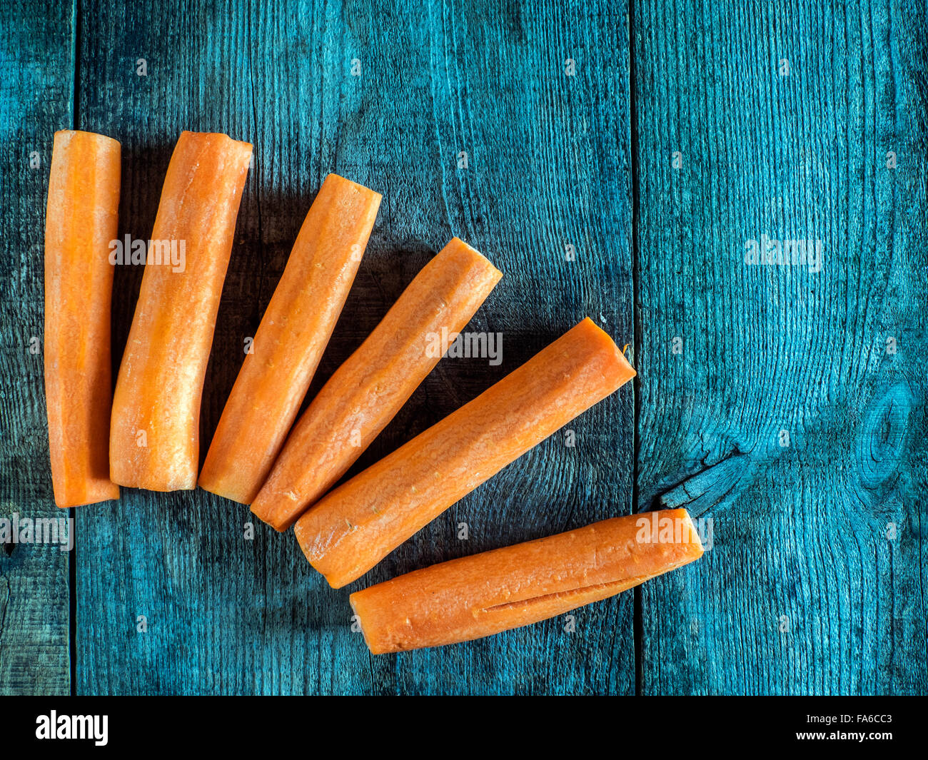 Vue de dessus de carotte des matraques sur une table en bois Banque D'Images