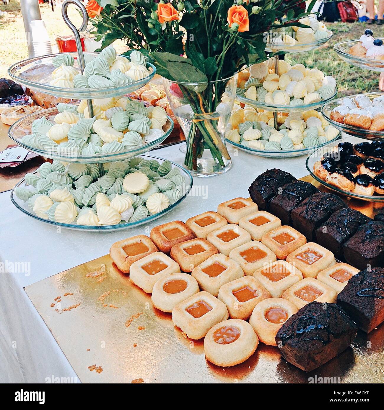 Sélection de gâteaux et desserts sur une table Banque D'Images