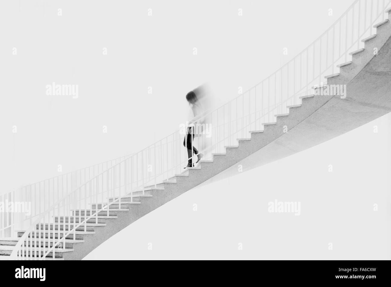 Teenage girl tournant en bas de l'escalier Banque D'Images