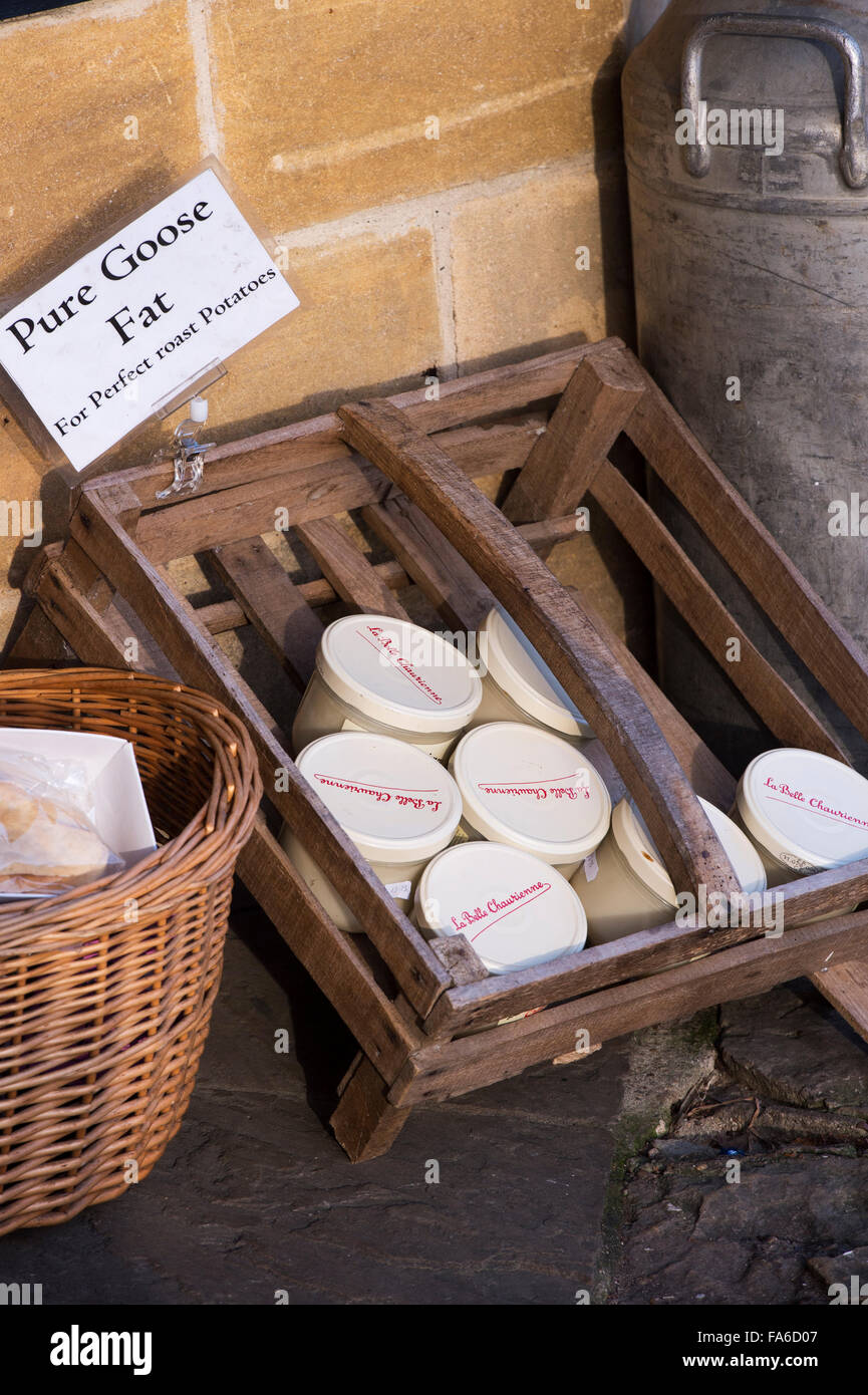 Pots de graisse d'oie pur à l'extérieur d'une boutique de Cotswold à Noël. Moreton in Marsh, Cotswolds, en Angleterre Banque D'Images