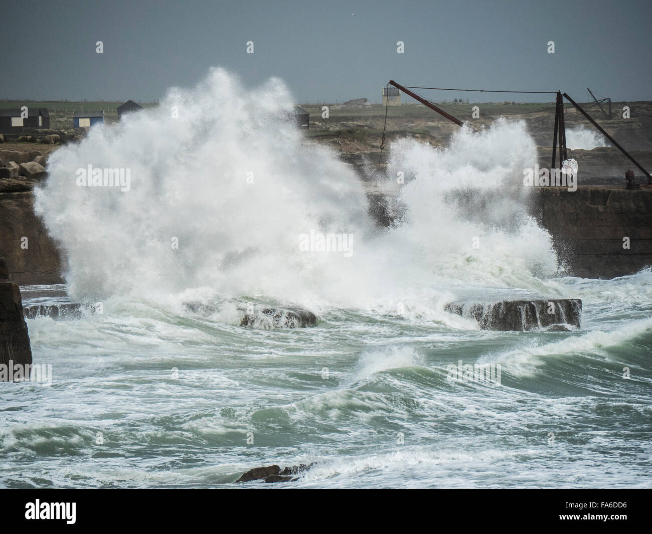 Portland Bill, Dorset, Angleterre, Royaume-Uni, le 22 mai 2015. Météo britannique. Une mer livre le littoral. Crédit : Dan Tucker/Alamy Live News Banque D'Images