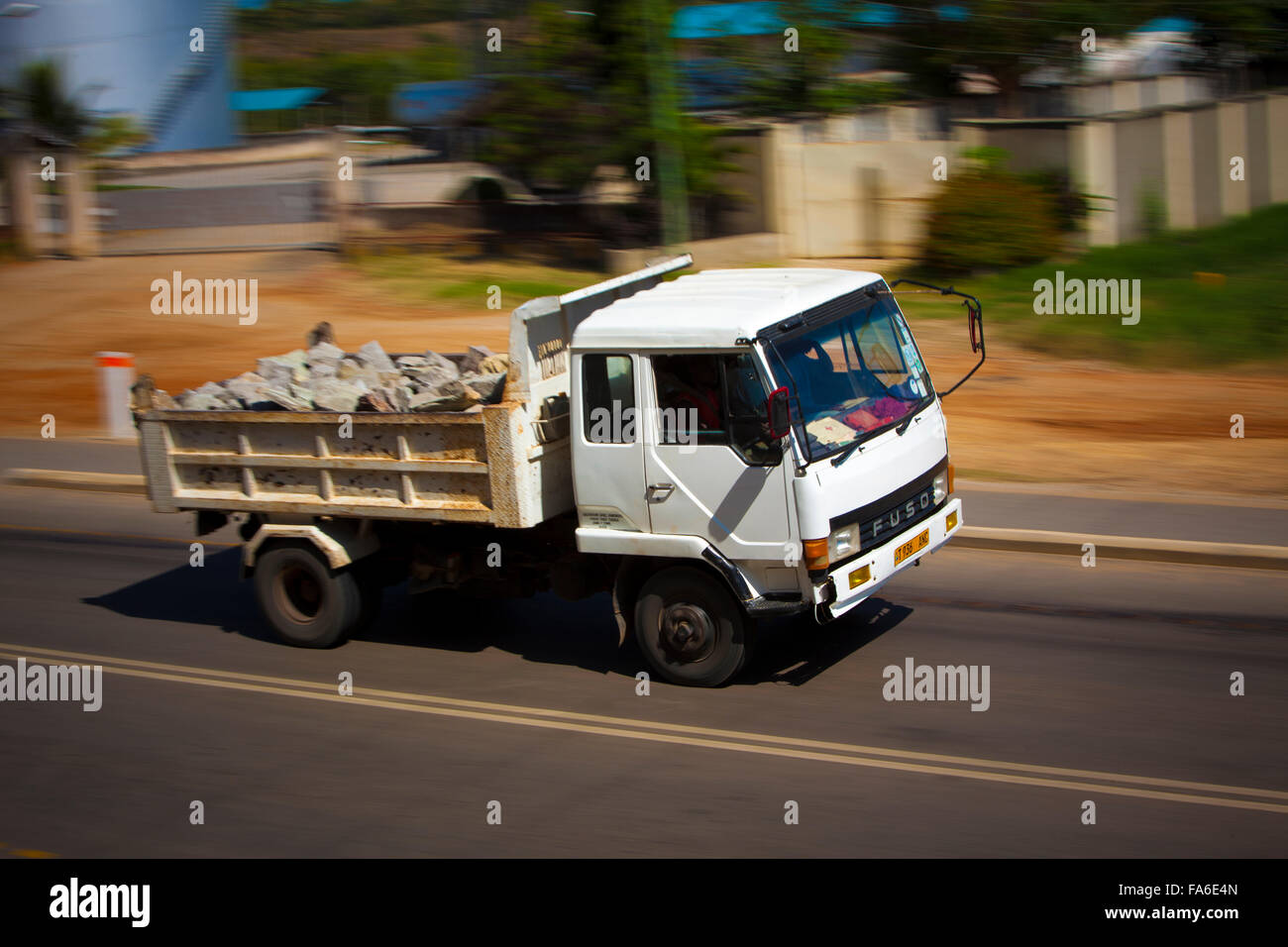 Le trafic se déplace le long de la Tanga récemment assainies - Horohoro Trunk road, dans le nord-est de la Tanzanie. Banque D'Images