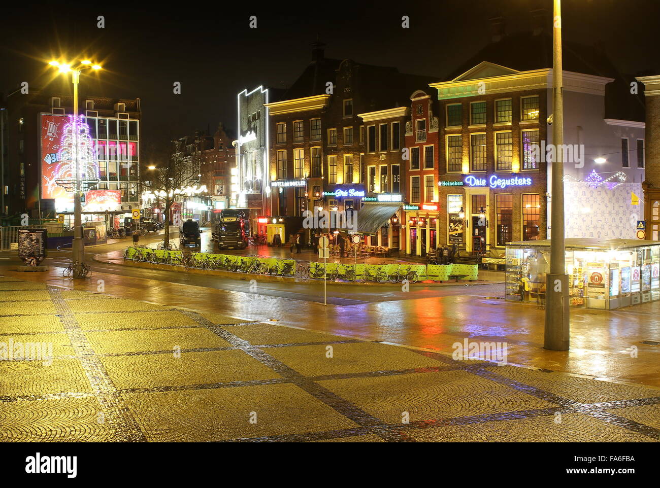 Côté Sud de la place centrale (Grote Markt) à Groningue, Pays-Bas la nuit, à l'égard Oosterstraat et Poelestraat Banque D'Images