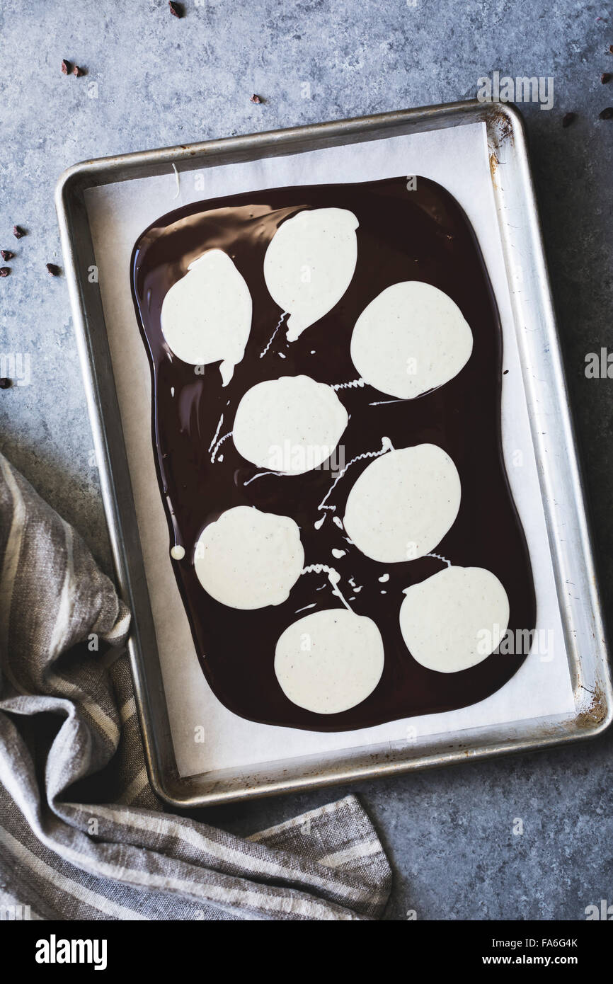 Fondue chocolat blanc et noir Banque D'Images