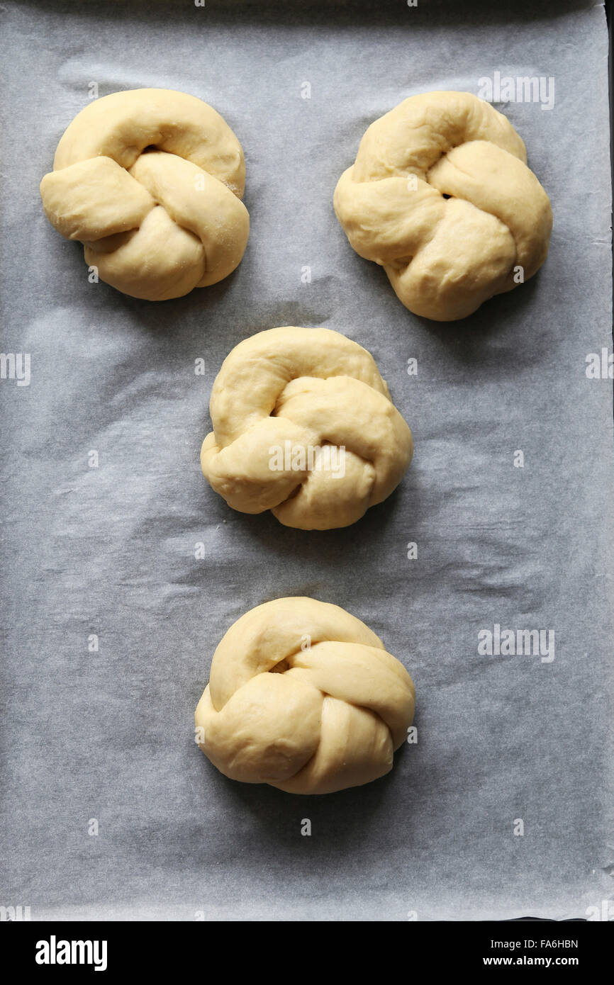 Challah ronde tressée sur un plateau de la pâte avant cuisson.vue d'en haut Banque D'Images