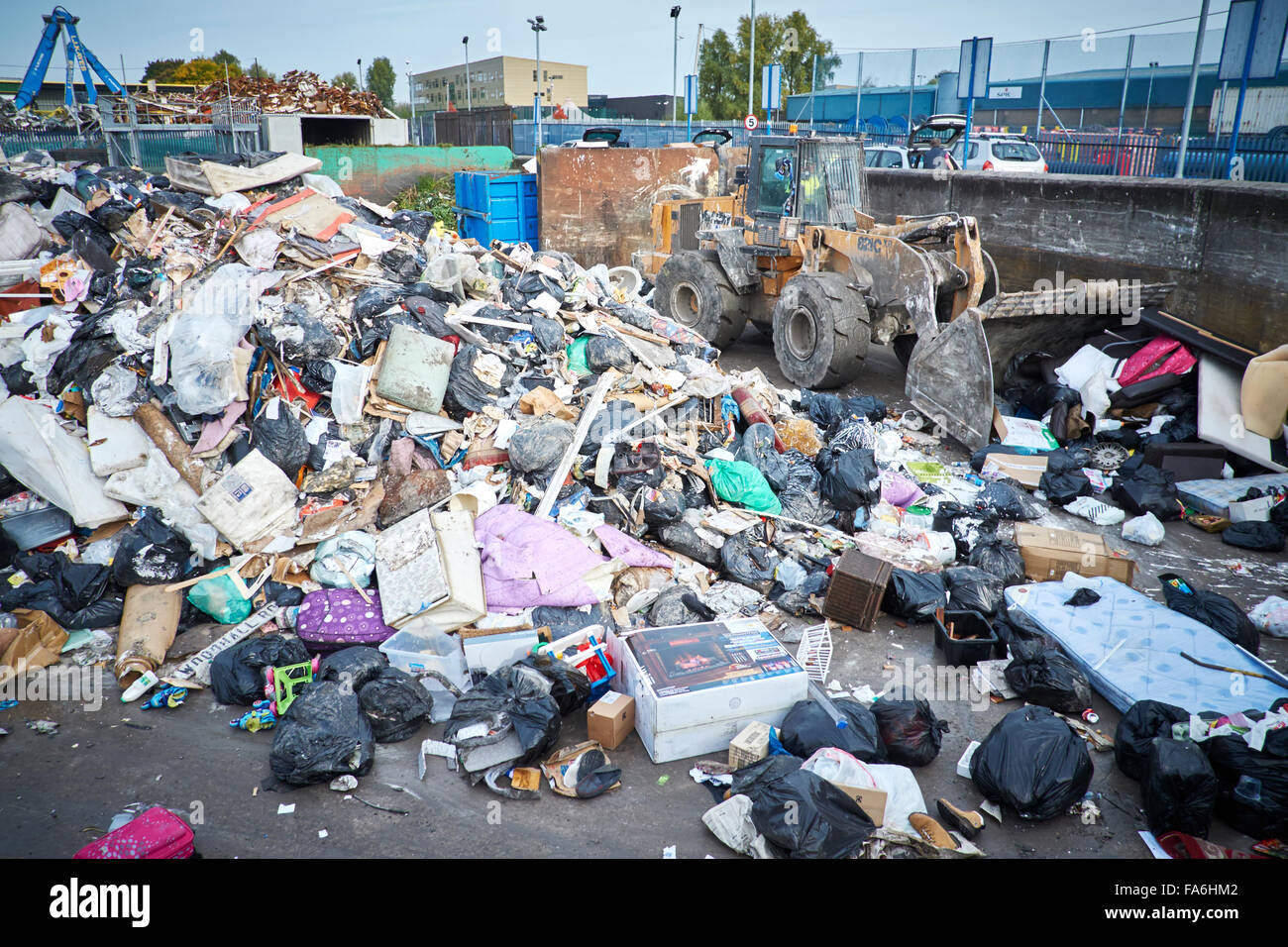 La route de bâti conseil dans une communauté Gorton, boîtes de recyclage des bouteilles en plastique, verre, carton, papier et carton déchets ménagers indésirable Banque D'Images
