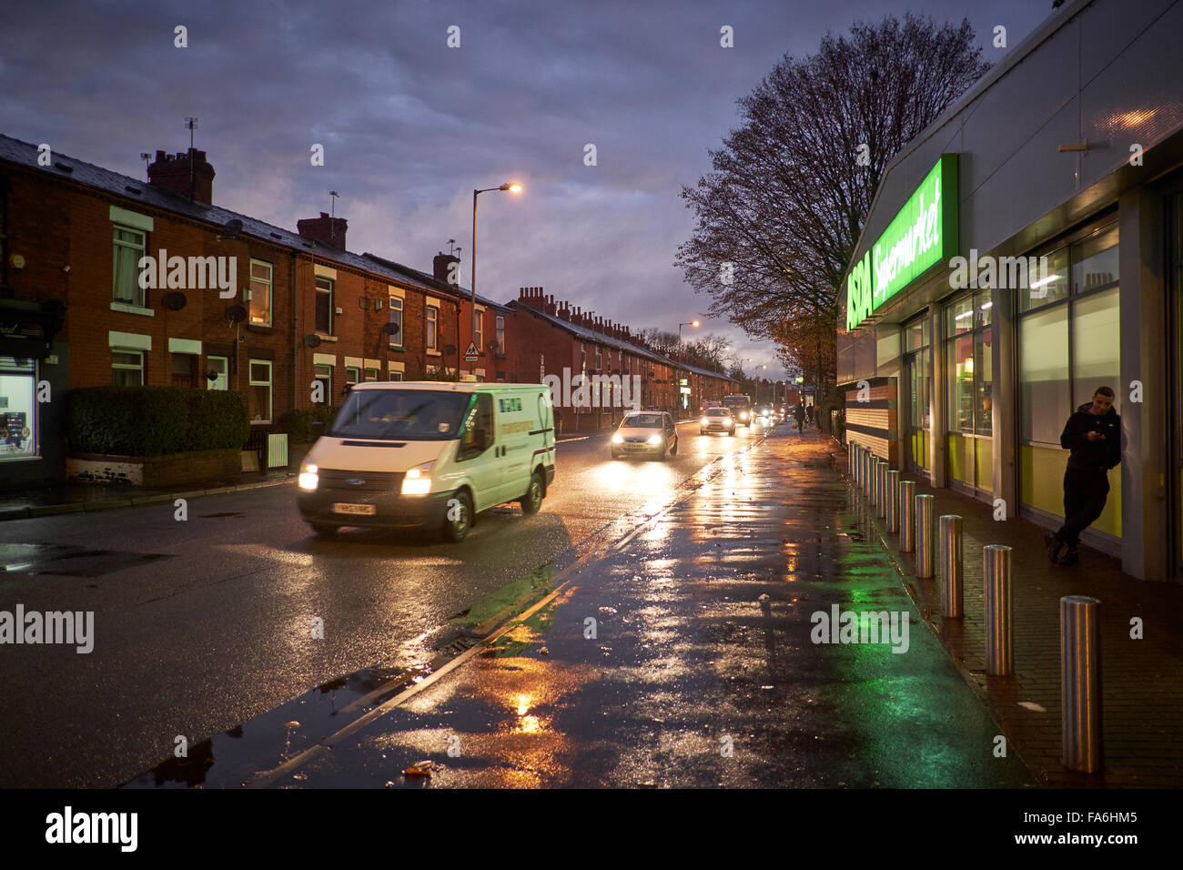 L'Asda mini store sur Gorton Lane la nuit par temps humide de la route la nuit tombée de flaques soir dawn néons réflexions de réverbères Banque D'Images