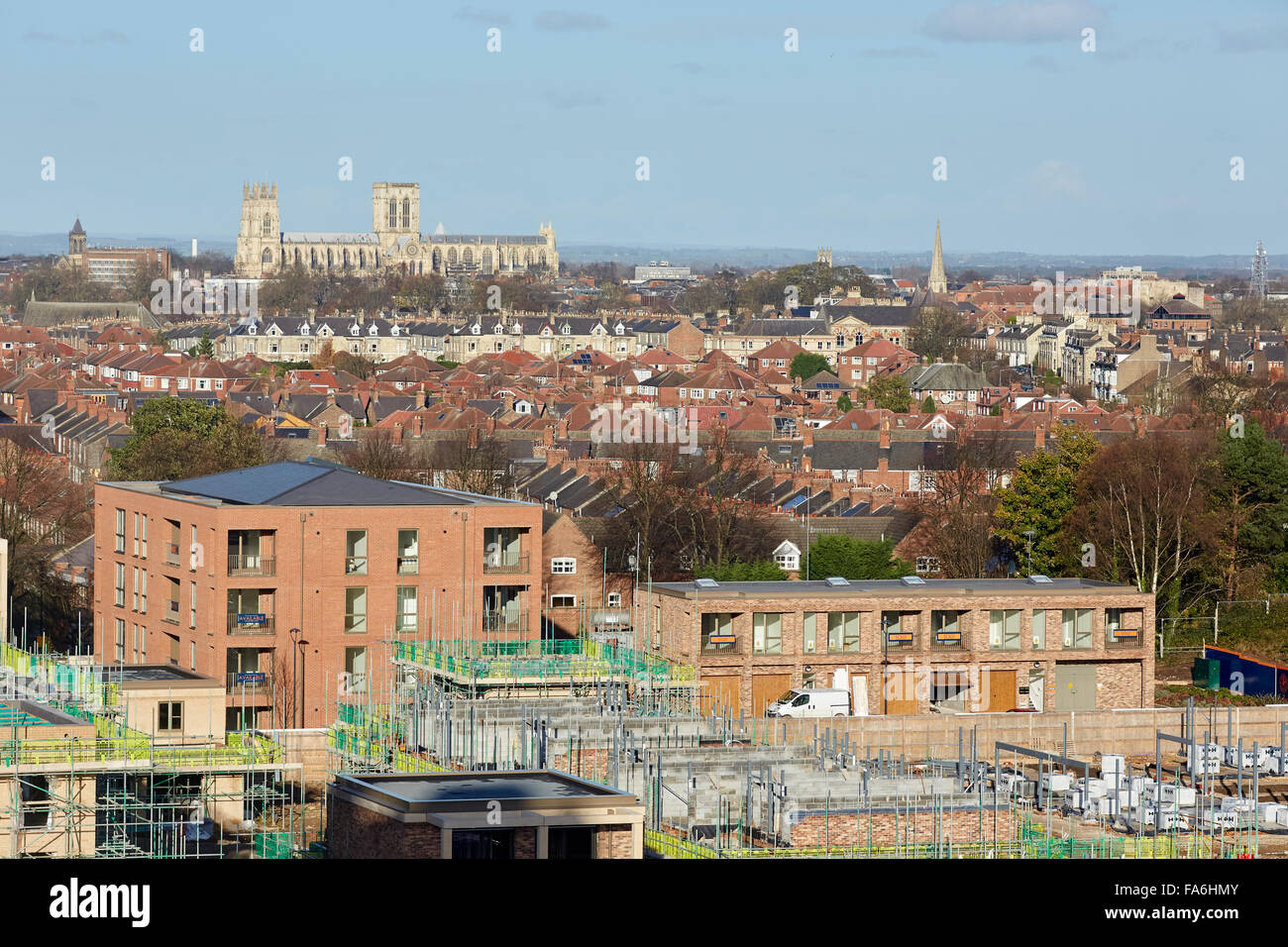 Toits de New York, un nouveau développement d'appartements et maisons modernes par DAVID WILSON HOMES encadrée de la cathédrale de York à l'horizon Banque D'Images