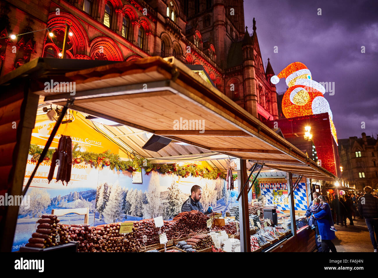 Marchés de Noël allemand de Manchester sur Albert Square en face de l'hôtel de ville historique de formation Marchés commerçants des petits b Banque D'Images