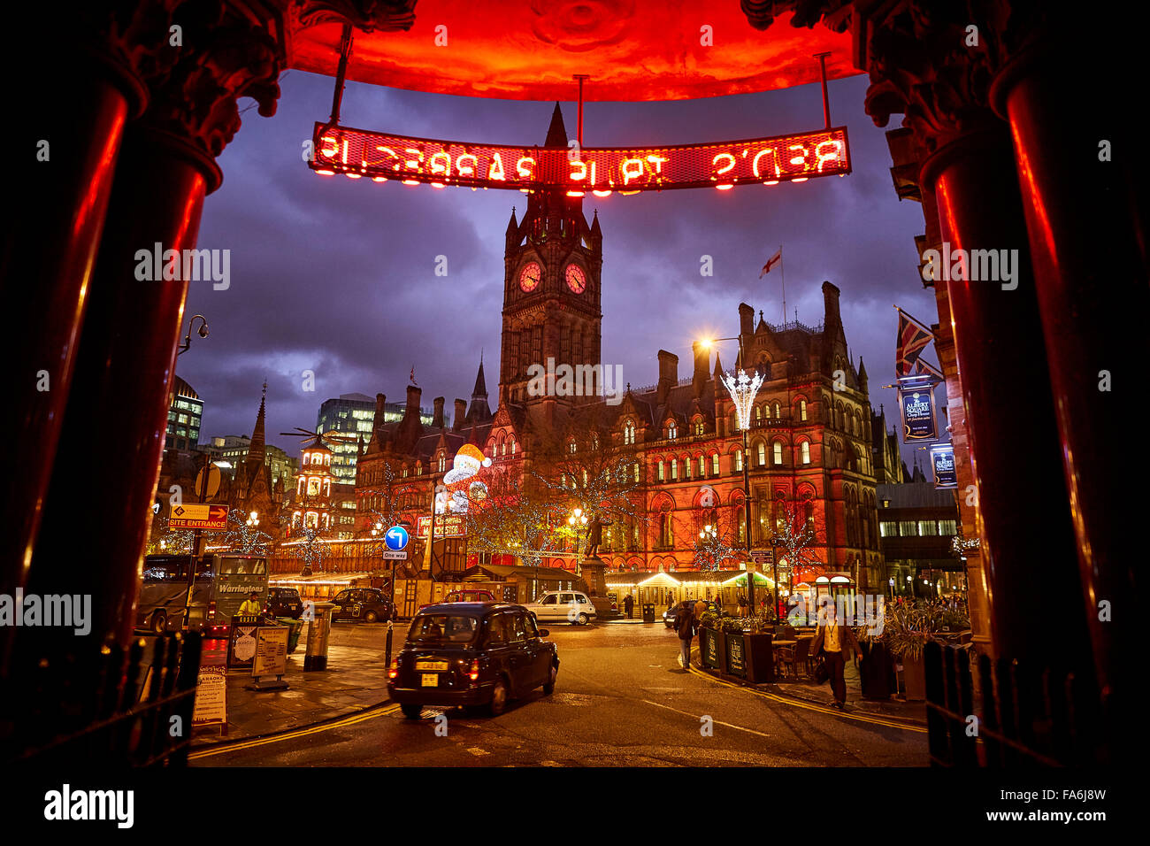 Marchés de Noël allemand de Manchester sur Albert Square en face de l'hôtel de ville historique de formation Marchés commerçants des petits b Banque D'Images