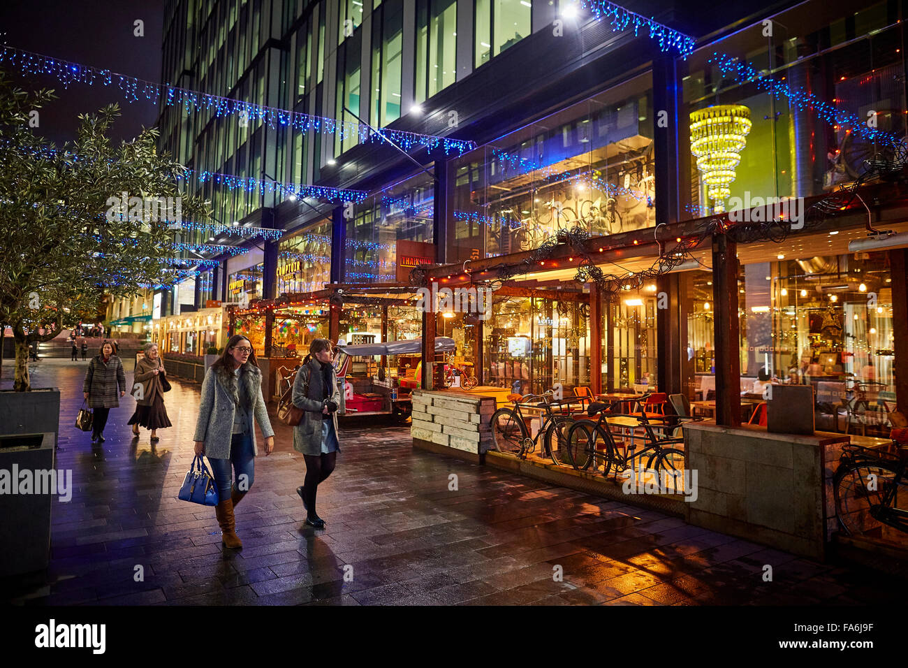 Le ThaiKhun Manchester Avenue Spinningfields Marchés commerçants formation petites entreprises communauté locale florissante nuit Banque D'Images