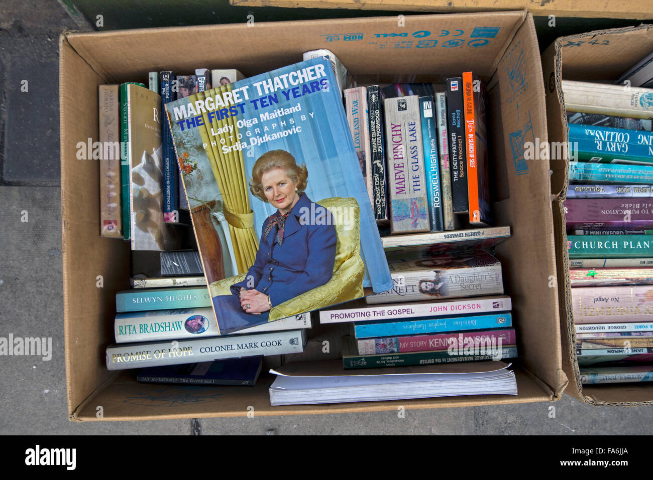 Biographie de Margaret Thatcher, les dix premières années, dans l'économique fort à l'extérieur d'une librairie d'occasion à Edimbourg, Ecosse, Royaume-Uni. Banque D'Images