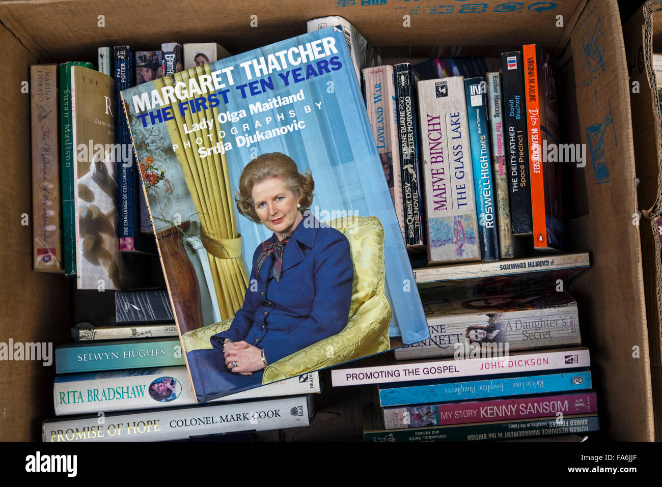 Biographie de Margaret Thatcher, les dix premières années par Lady Olga Maitland, dans l'économique fort à l'extérieur d'une librairie d'occasion à Edimbourg, Ecosse, Royaume-Uni. Banque D'Images