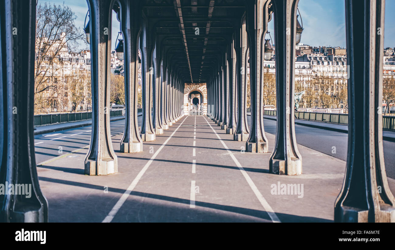 Sous le pont Bir Hakeim à Paris Banque D'Images