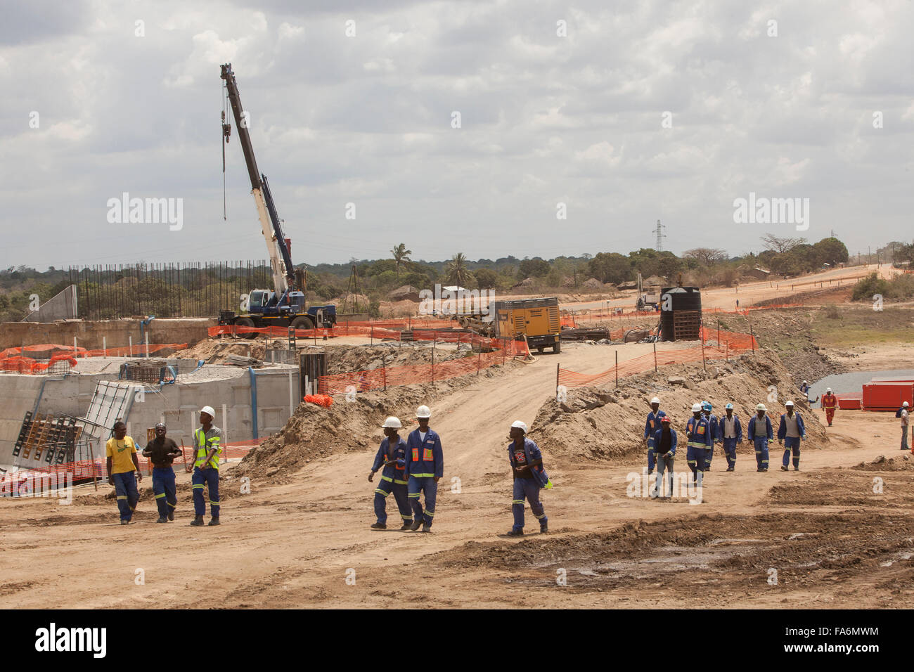 Le vieillissement des travailleurs réhabiliter le barrage de Nacala, dans la province de Nampula, Mozambique, se l'Afrique. Banque D'Images