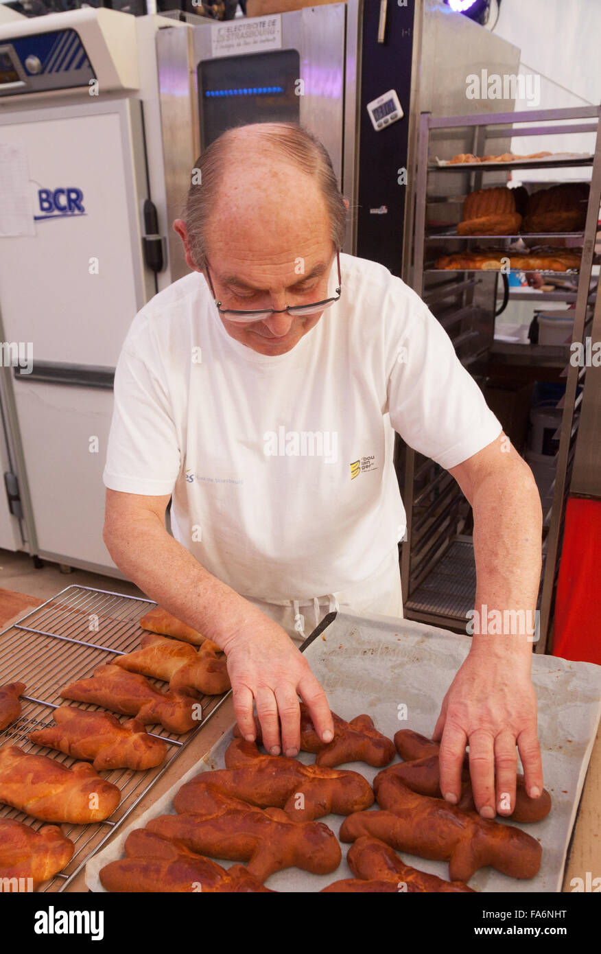Un boulanger français faire du pain à Noël, Strasbourg France Europe Banque D'Images