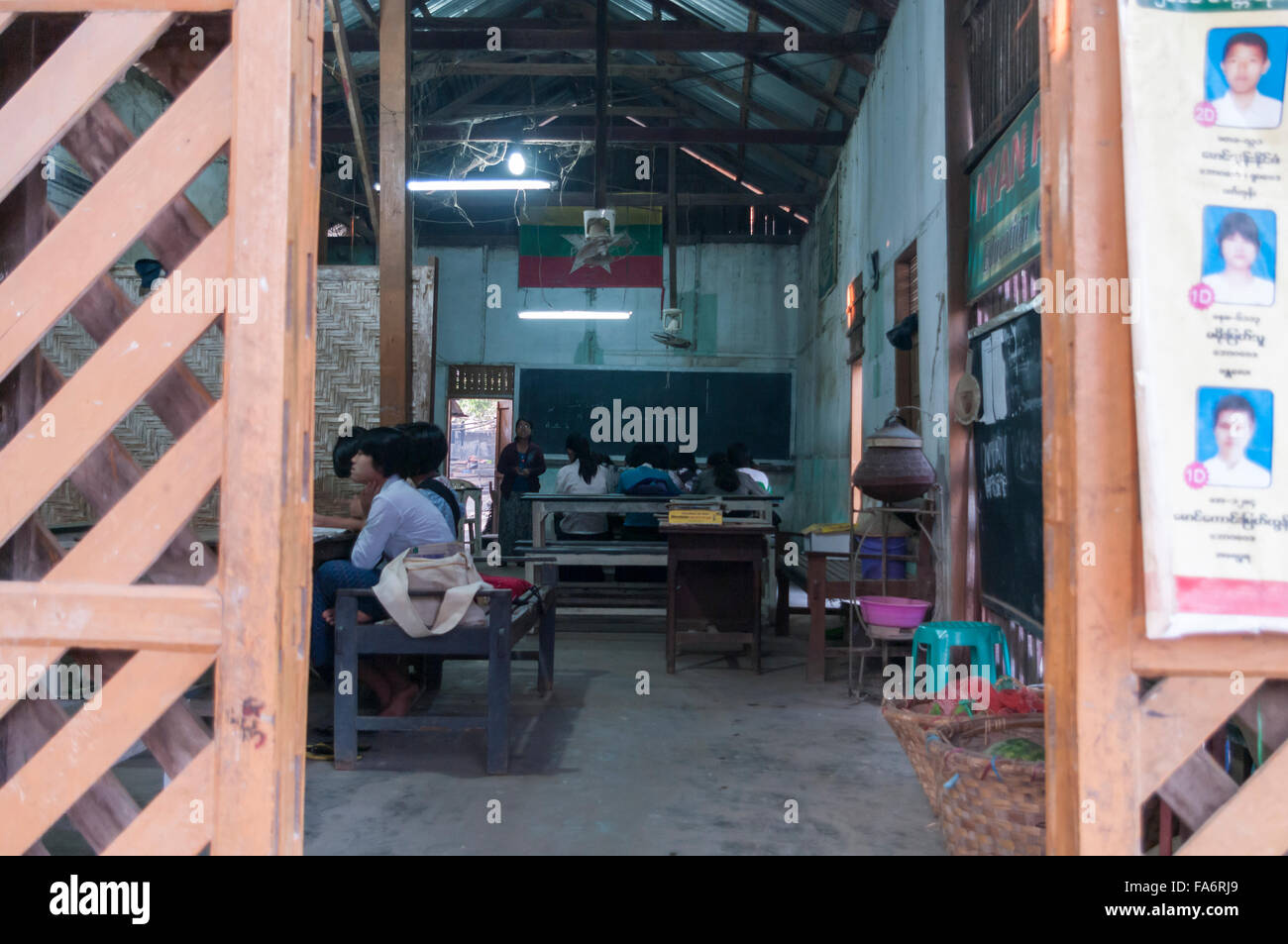 Chambre simple faiblement éclairé à l'école du village de Shwe Kyet pourtant, Région de Mandalay, Myanmar. Banque D'Images