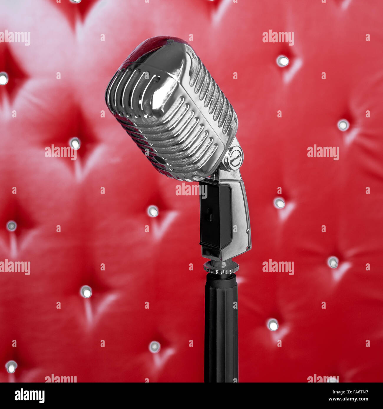 Microphone sur fond rouge Banque D'Images