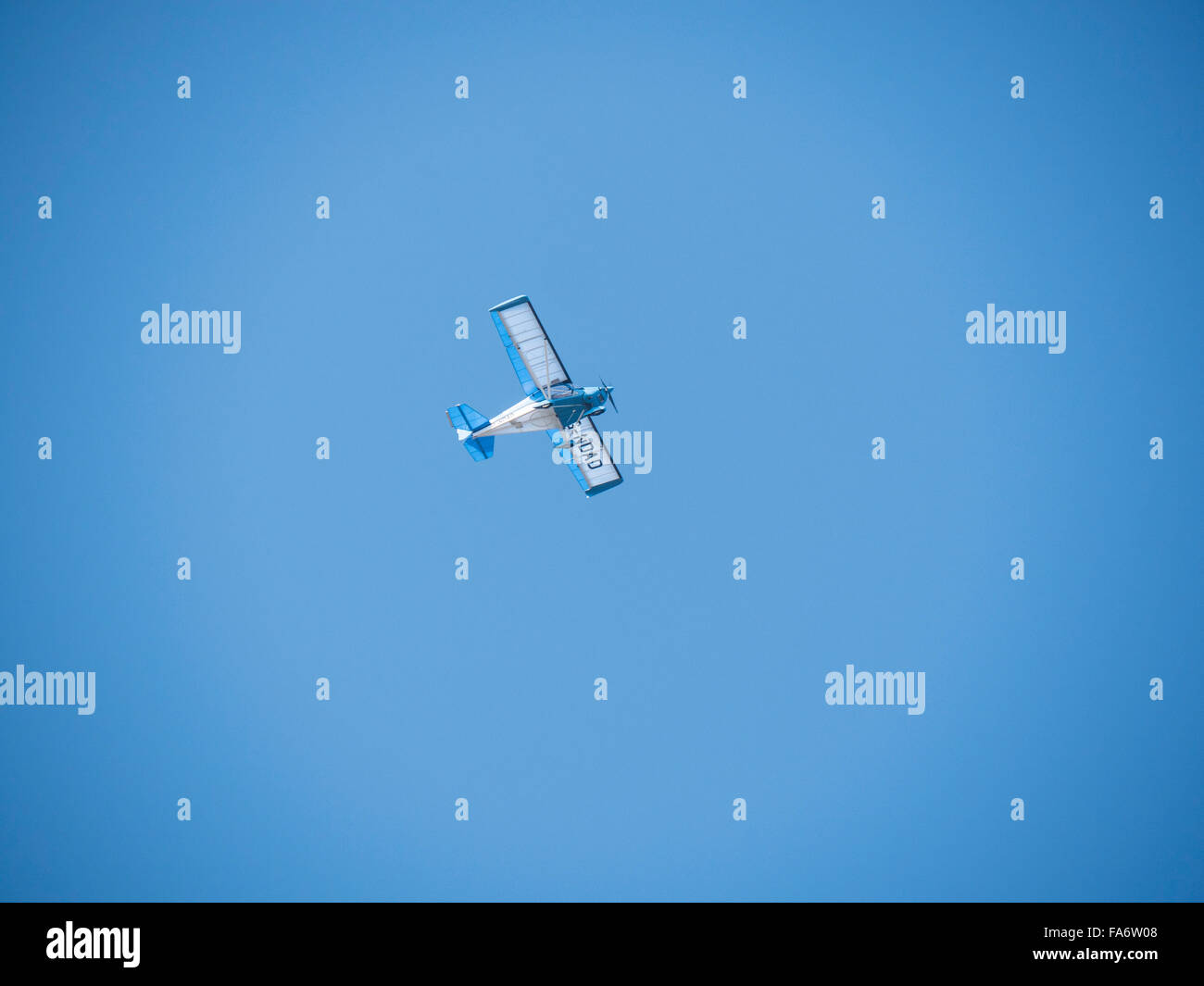 Vol d'un avion à hélice unique contre un ciel bleu Banque D'Images