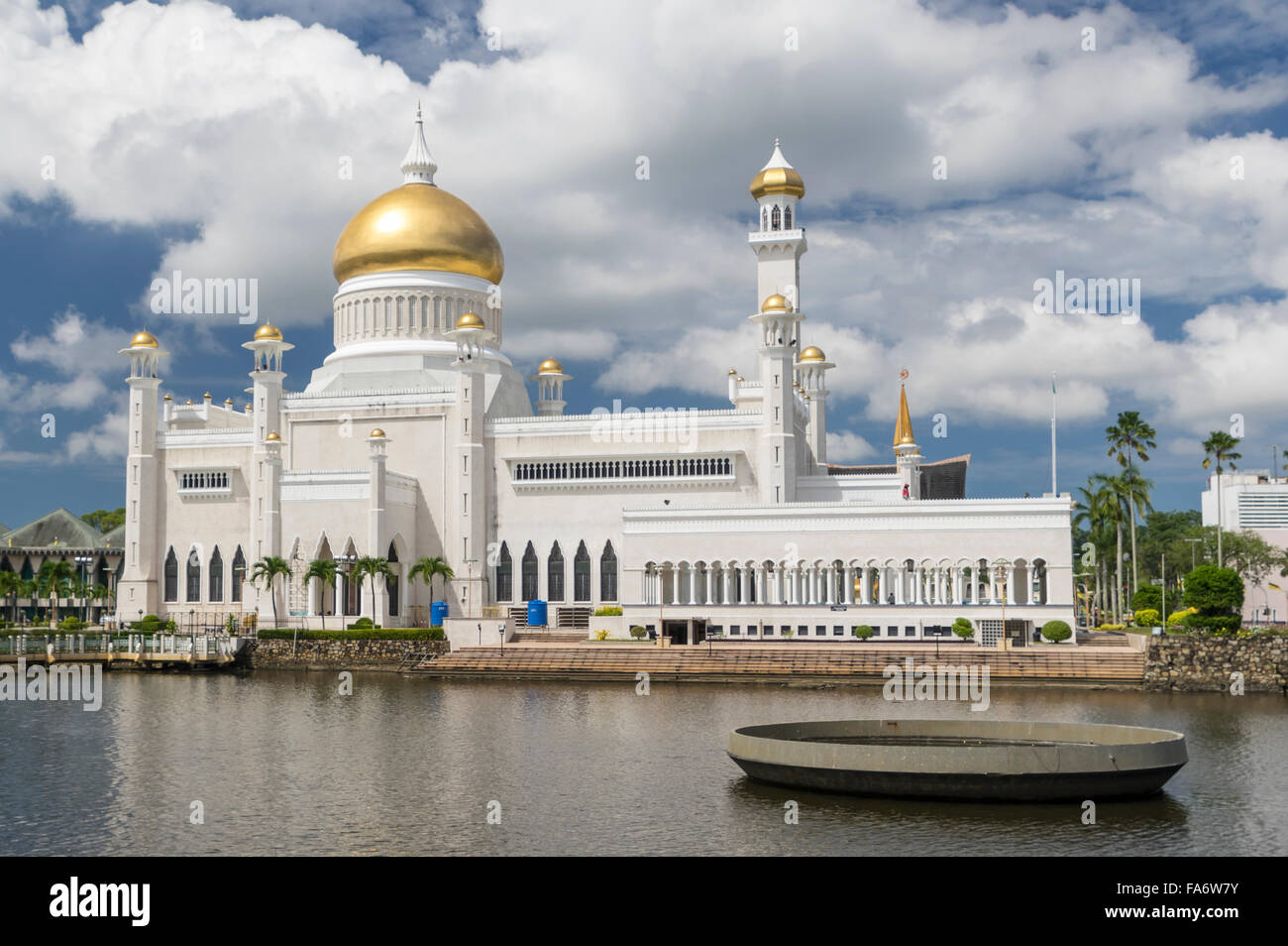 Mosquée Omar Ali Saifuddien mosque à Bandar Seri Begawan, capitale du sultanat de Brunei Darussalam, sur l'île de Bornéo. Banque D'Images