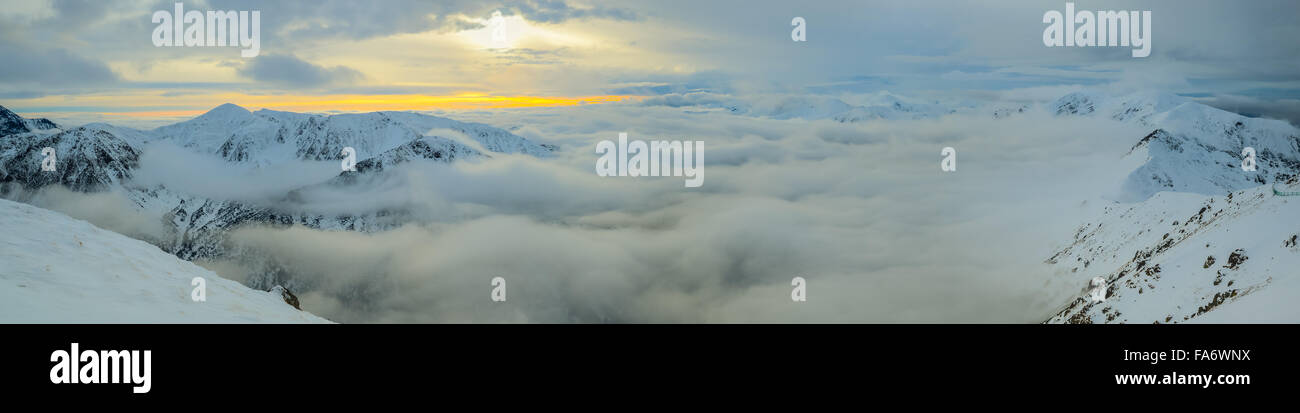 Vue de Kasprowy Wierch au-dessus des nuages Banque D'Images