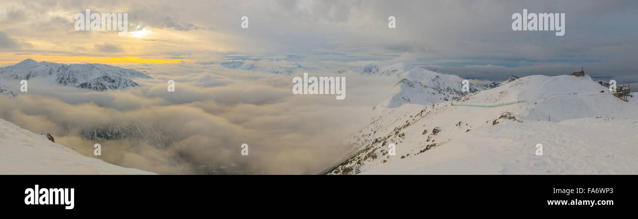 Vue de Kasprowy Wierch au-dessus des nuages Banque D'Images