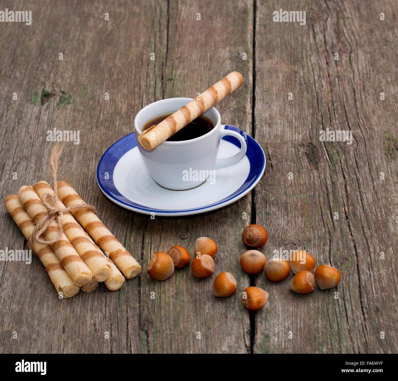 Le café, reliant des cookies et forêt nucule sur une table Banque D'Images