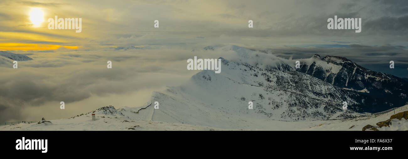 Vue de Kasprowy Wierch au-dessus des nuages Banque D'Images