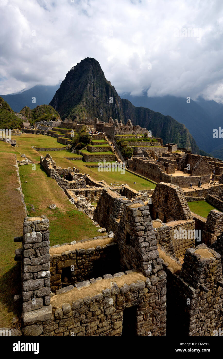 Ruines, cité Inca de Machu Picchu, Huayna Picchu montagne derrière, UNESCO World Heritage Site, Urubamba, Pérou, province de Cusco Banque D'Images