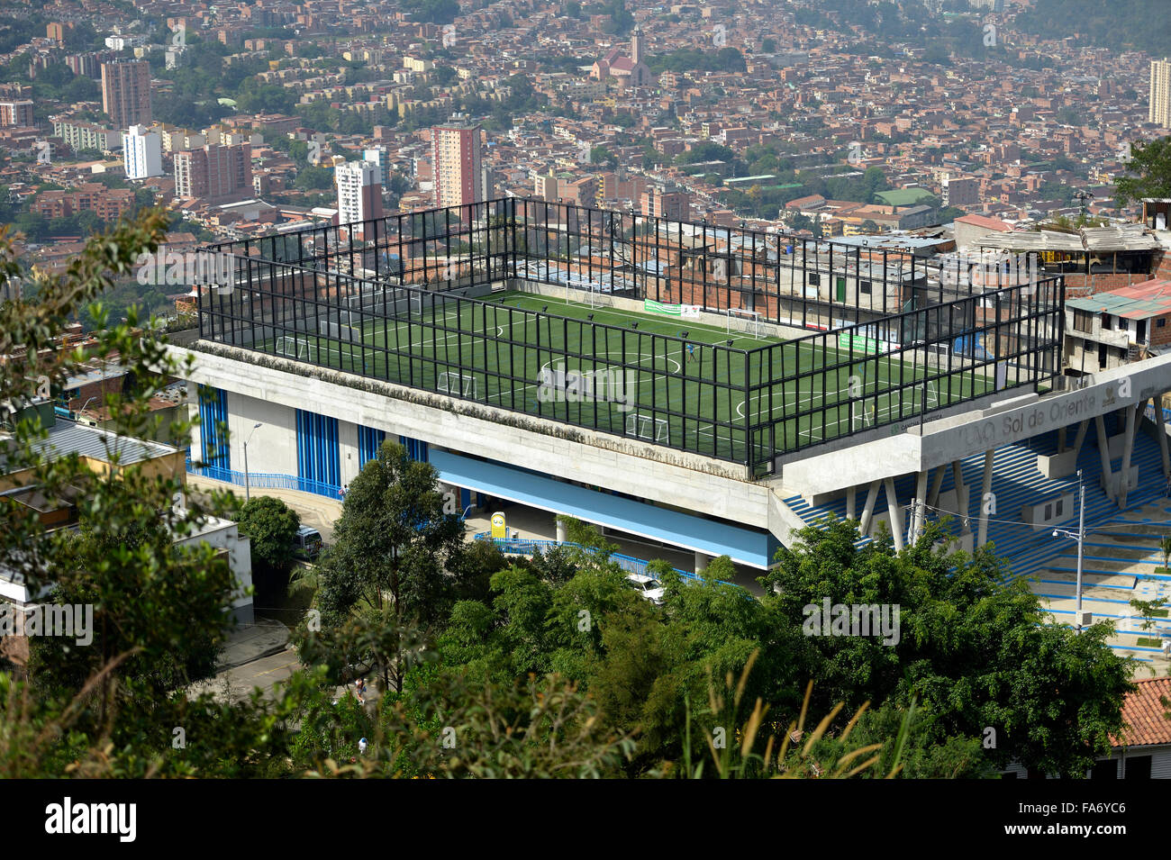 Terrain de sport avec vue sur centre-ville, Comuna 8, Département d'Antioquia, Medellin, Colombie Banque D'Images