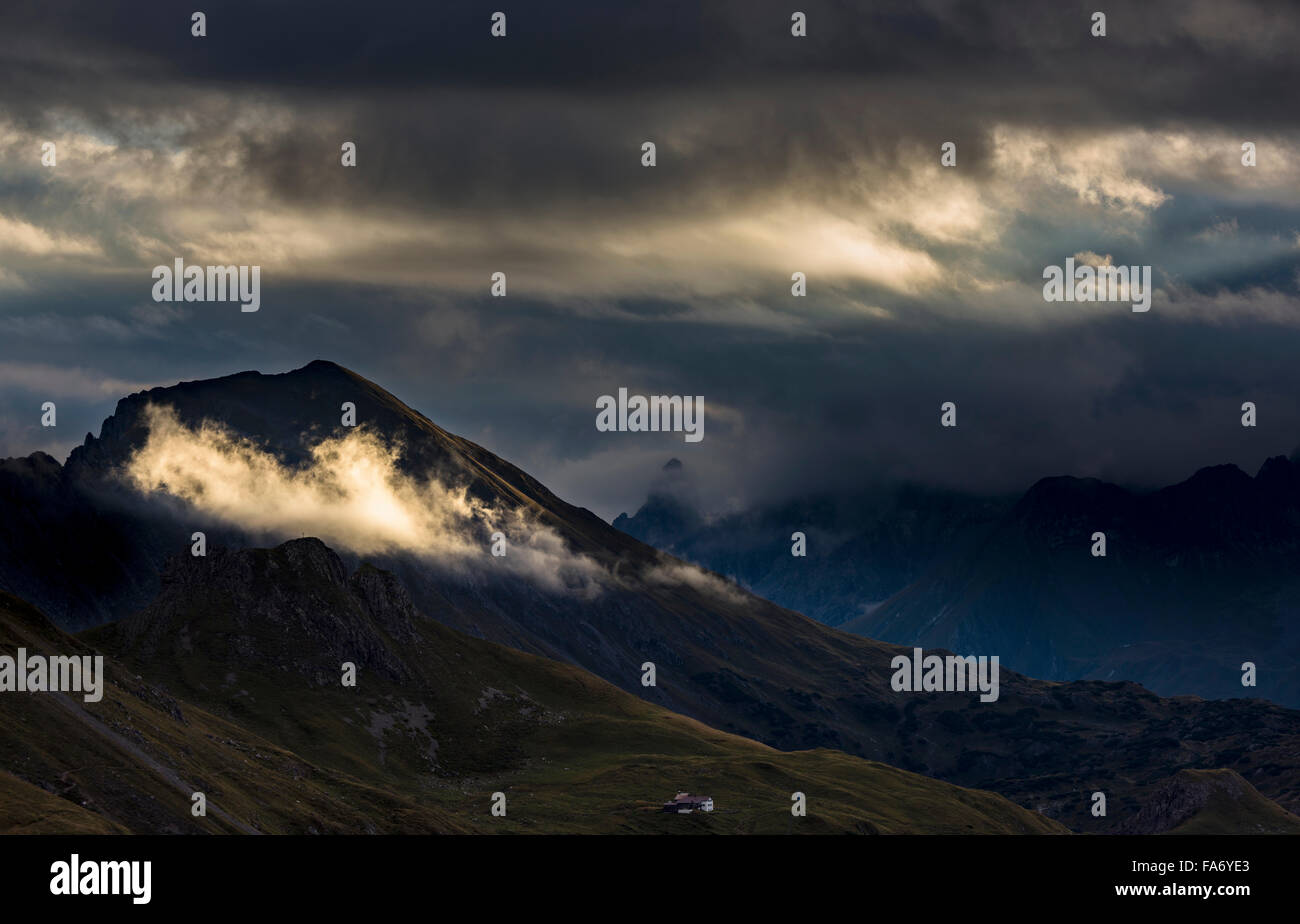 Nuages à exposition ensoleillée en face de the pics de montagne, Alpes d'Allgäu, Warth, Vorarlberg, Autriche Banque D'Images