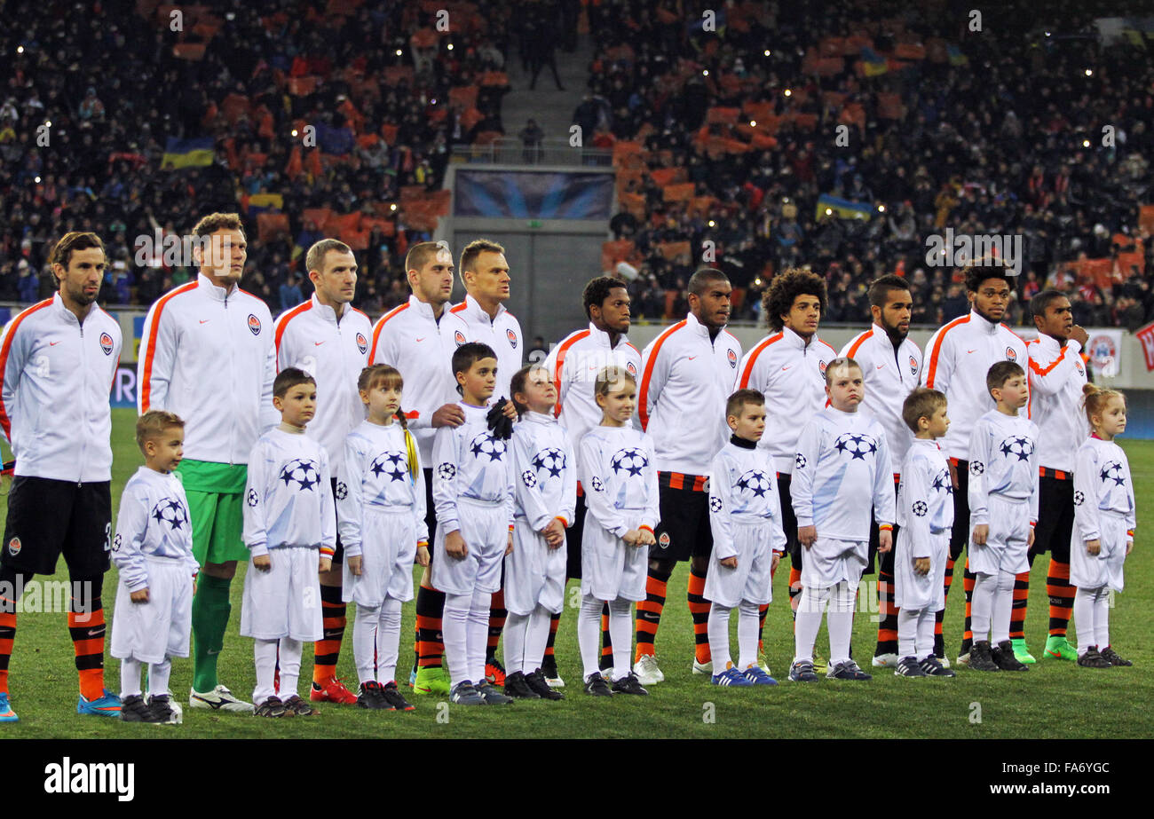 LVIV, UKRAINE - 17 février 2015 : le FC Shakhtar Donetsk joueurs regarde avant de Ligue des Champions contre le FC Bayern muni de jeu Banque D'Images