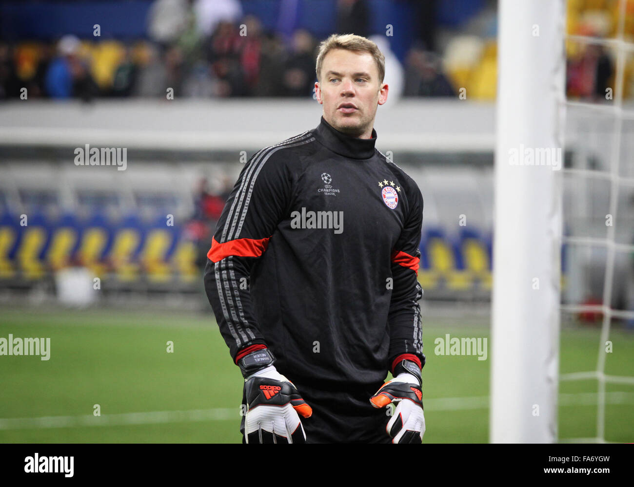 LVIV, UKRAINE - 17 février 2015 : gardien Manuel Neuer de Bayern Munich en action pendant warm up avant le match de la Ligue des Champions de l'UEFA contre le FC Shakhtar Donetsk Banque D'Images