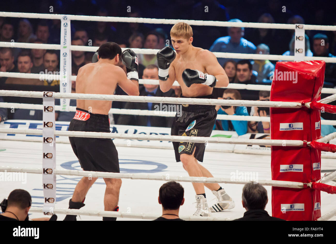 Kiev, UKRAINE - le 13 décembre 2014 : Oleksandr Spyrko d'Ukraine (R) se bat avec Jonny Ibramov d'Ouzbékistan/Autriche lors de Soirée 'Boxing' dans le Palais des Sports de Kiev Banque D'Images
