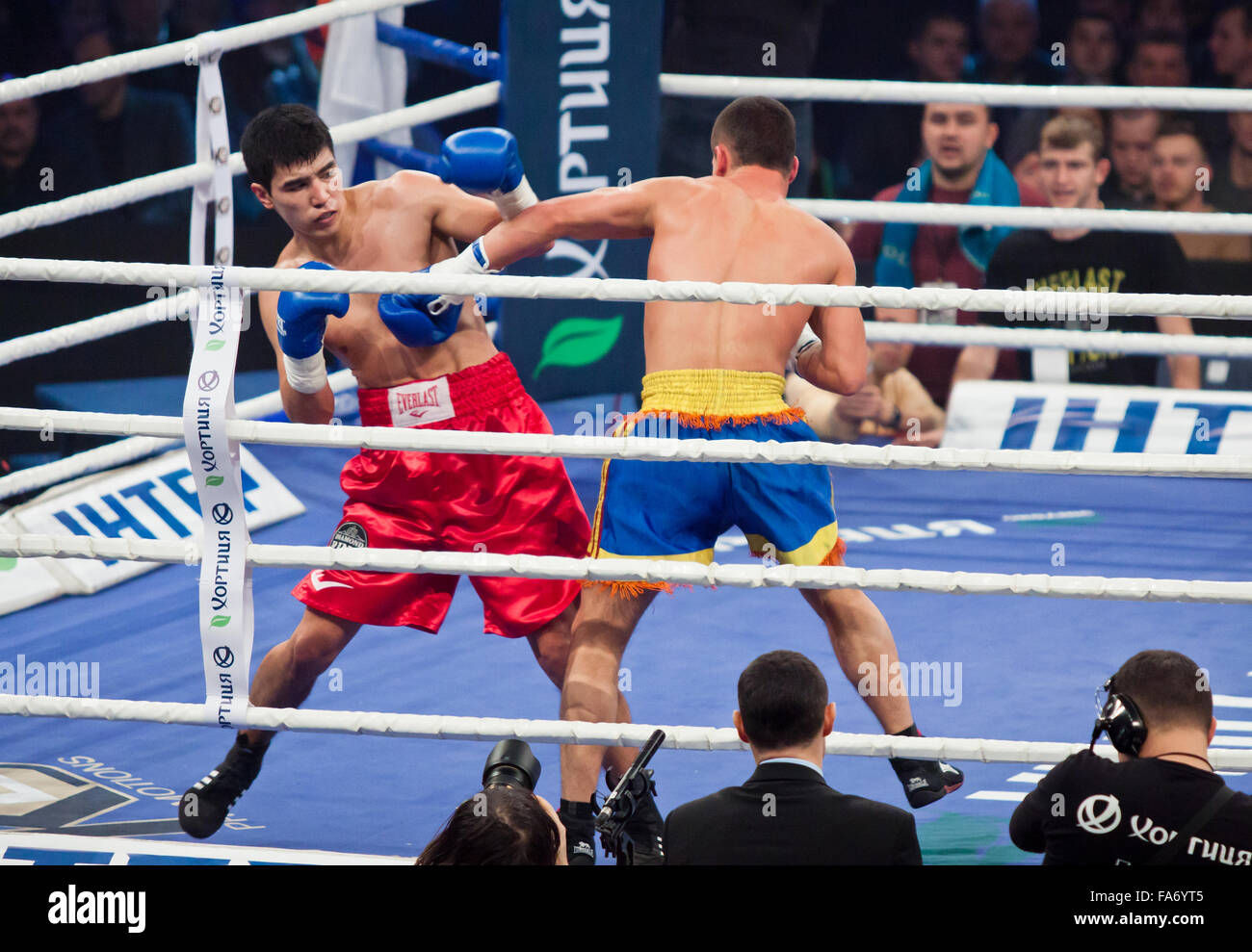 Kiev, UKRAINE - le 13 décembre 2014 : Eldos Sarkulov du Kazakhstan (en rouge) se bat avec Mikhail Andriets de l'Ukraine au cours de Soirée 'Boxing' dans le Palais des Sports de Kiev Banque D'Images