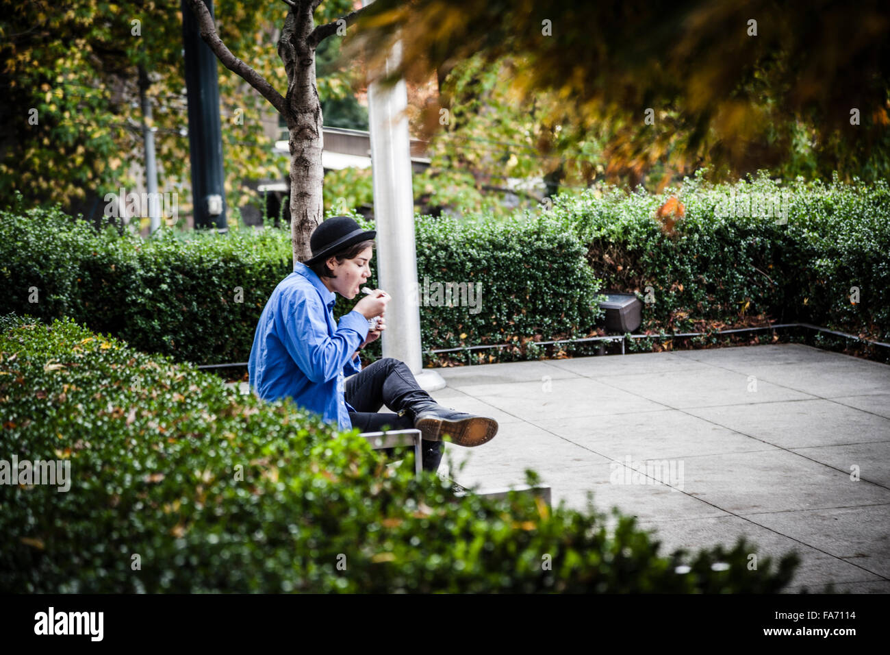 Lonely Girl eating ice cream au petit square, Seattle, Washington State Banque D'Images