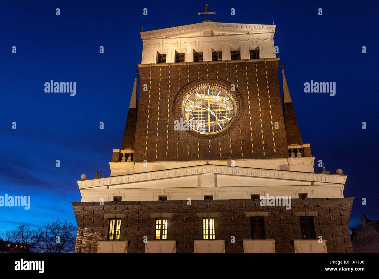 Église du coeur le plus sacré de notre Seigneur à la place Namesti Jiriho Z Podebrad au crépuscule, Vinohrady Prague République Tchèque grandes horloges Banque D'Images