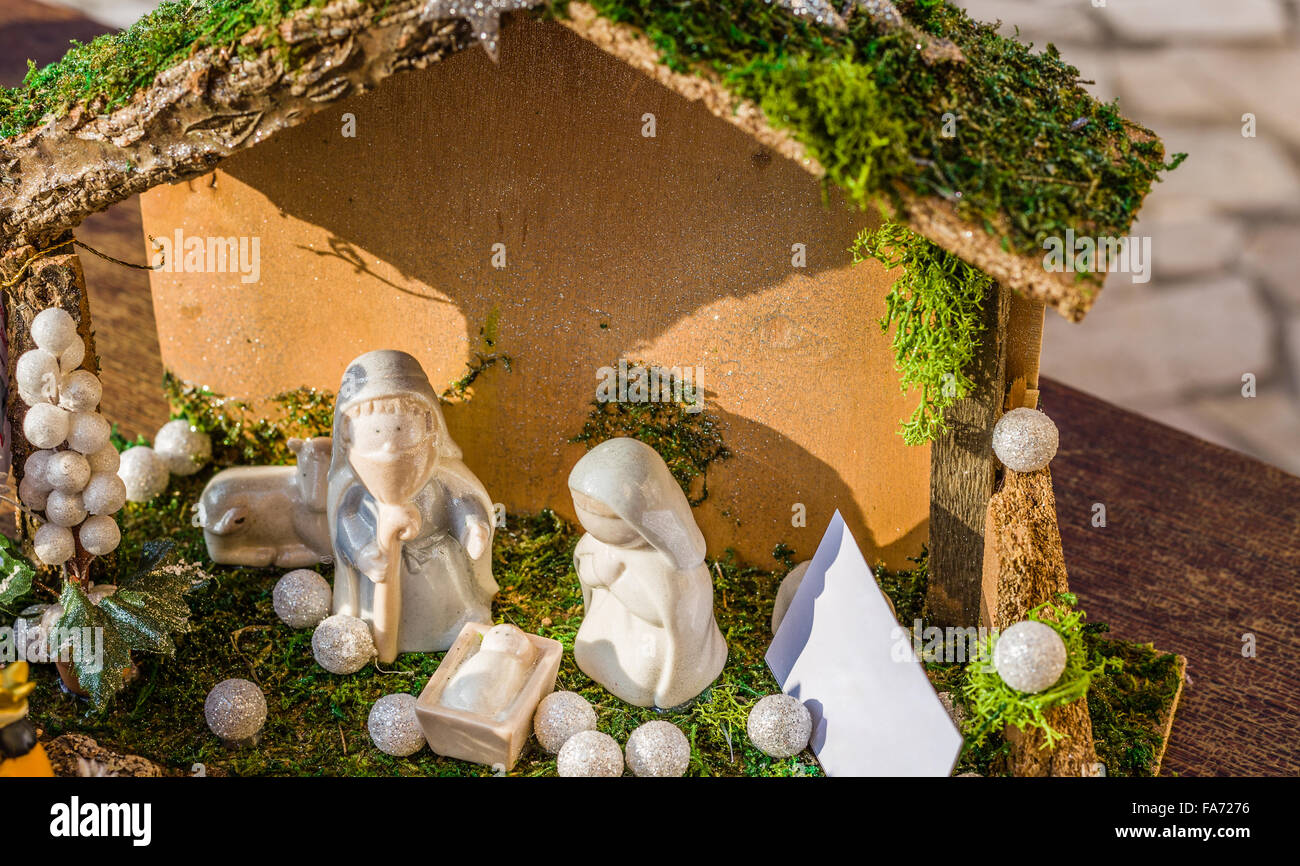 L'éclat des couleurs d'une crèche de Noël, la Sainte Vierge Marie et 