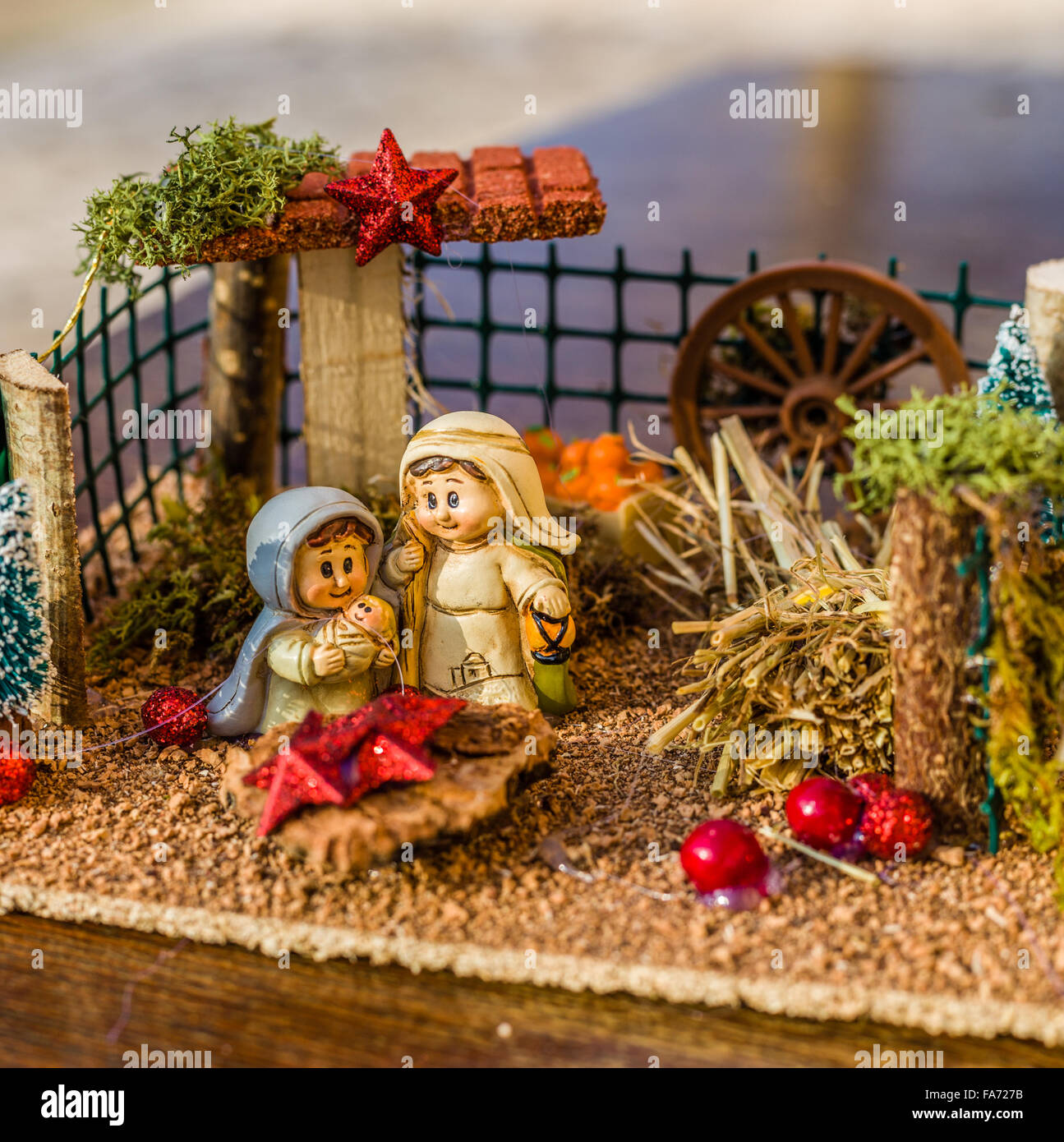 L'éclat des couleurs d'une crèche de Noël, la Sainte Vierge Marie et 